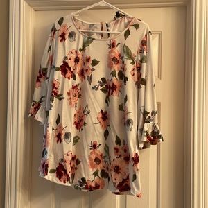 1XL White 3/4 ruffle sleeved floral tunic